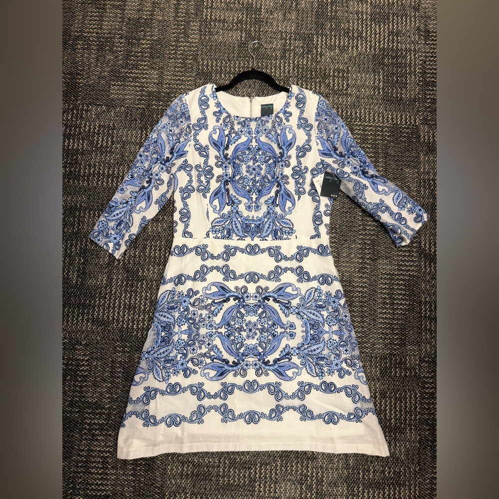 NWT-Gabby Skye Blue and White Patterned Dress
